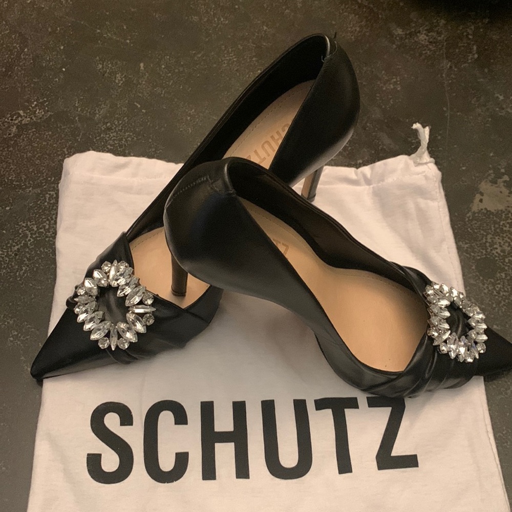 NWT Schultz size 6 black pumps